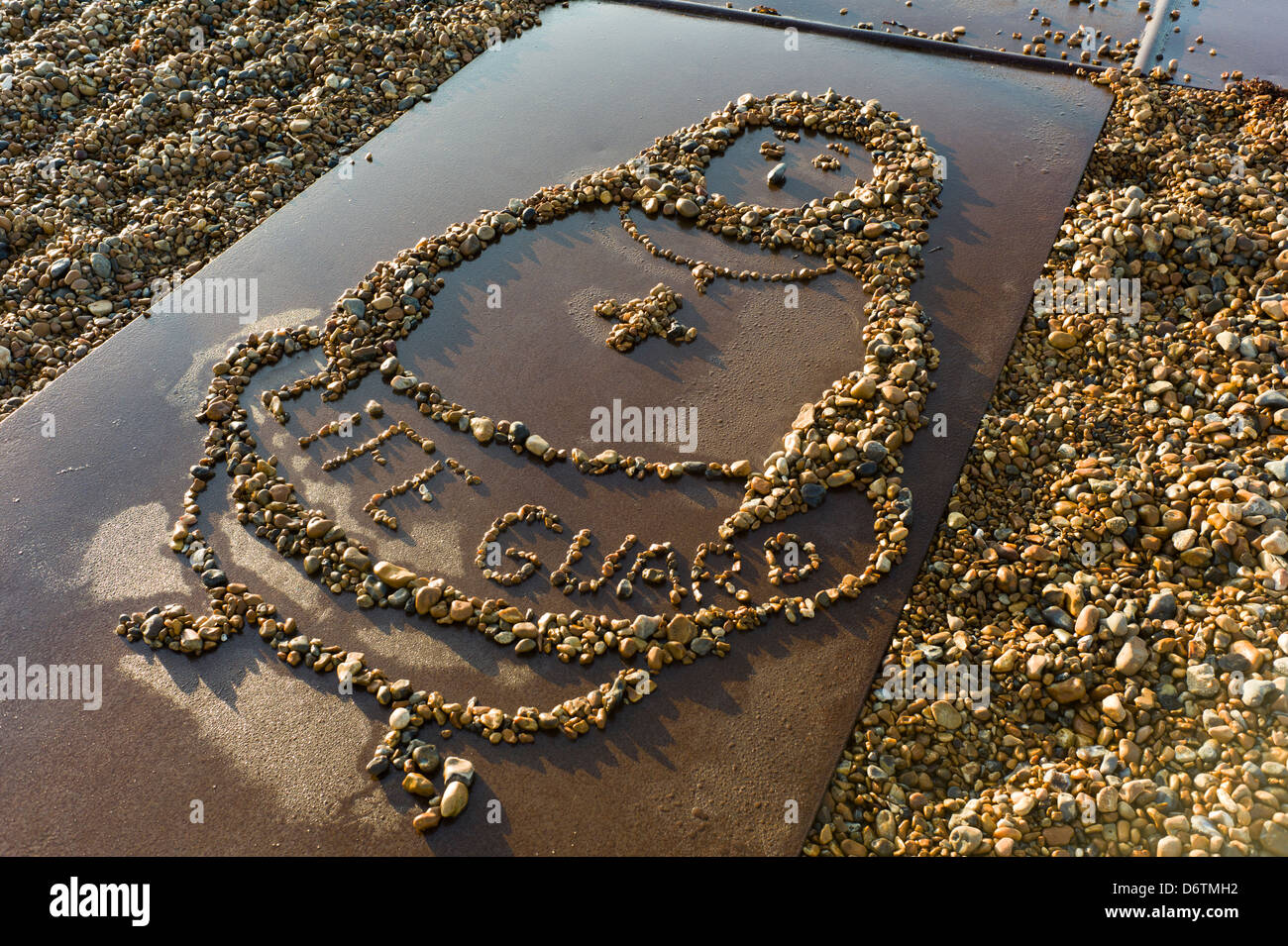 Cartoon life guard fatta di ciottoli, la spiaggia di Brighton, Regno Unito Foto Stock