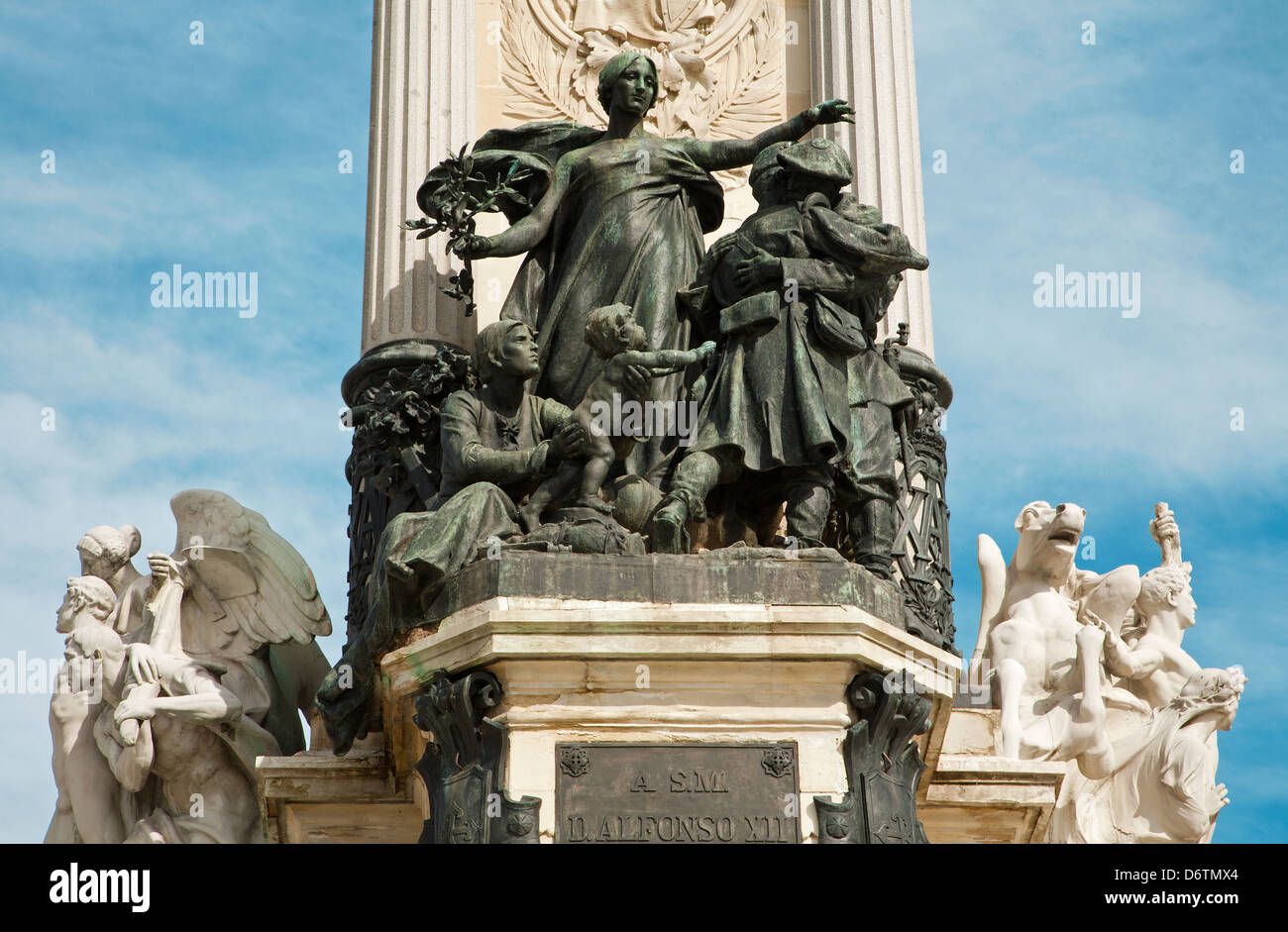 Madrid - "La Paz" ("pace') di Miquel Blay. Statua che si trova nella base centrale del monumento di Alfonso XII del Parco del Buen Retiro Foto Stock