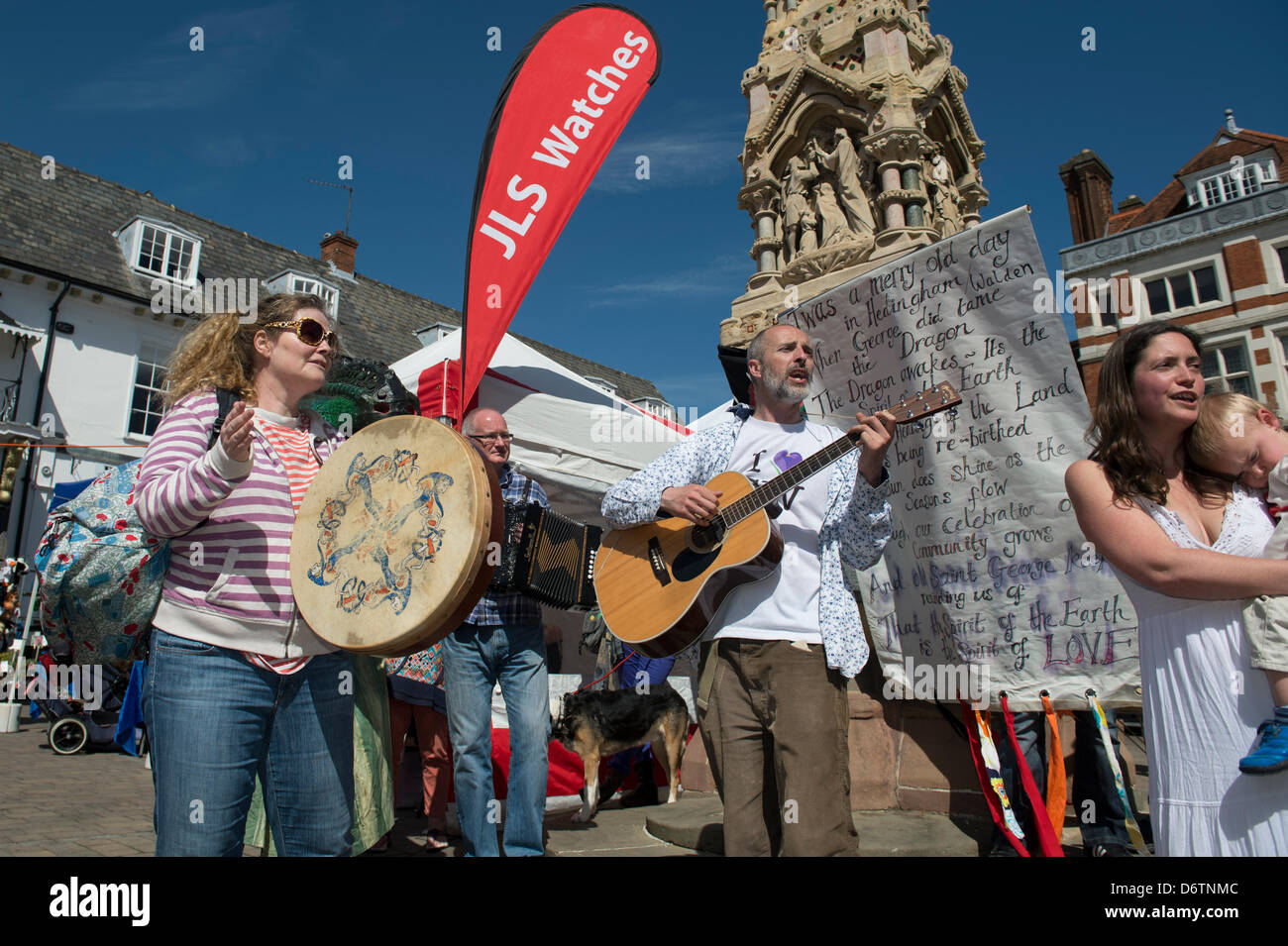 Un gruppo di musicisti e cantanti festeggia San Giorgio la giornata nella città mercato di Saffron Walden, Essex. Foto Stock