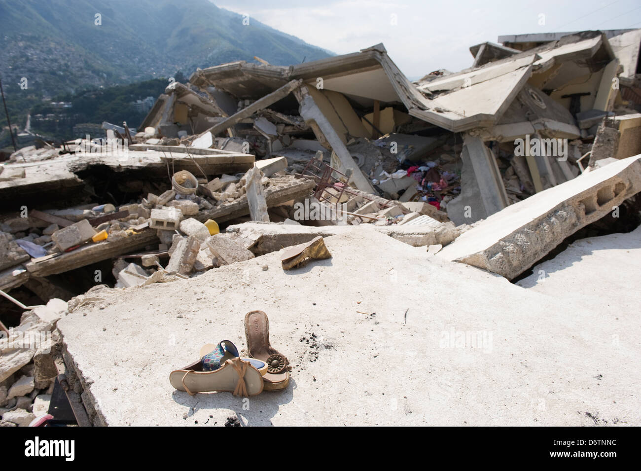 Gennaio 2010 dal sisma, Montana station wagon, Port-au-Prince, Haiti, dei Caraibi Foto Stock