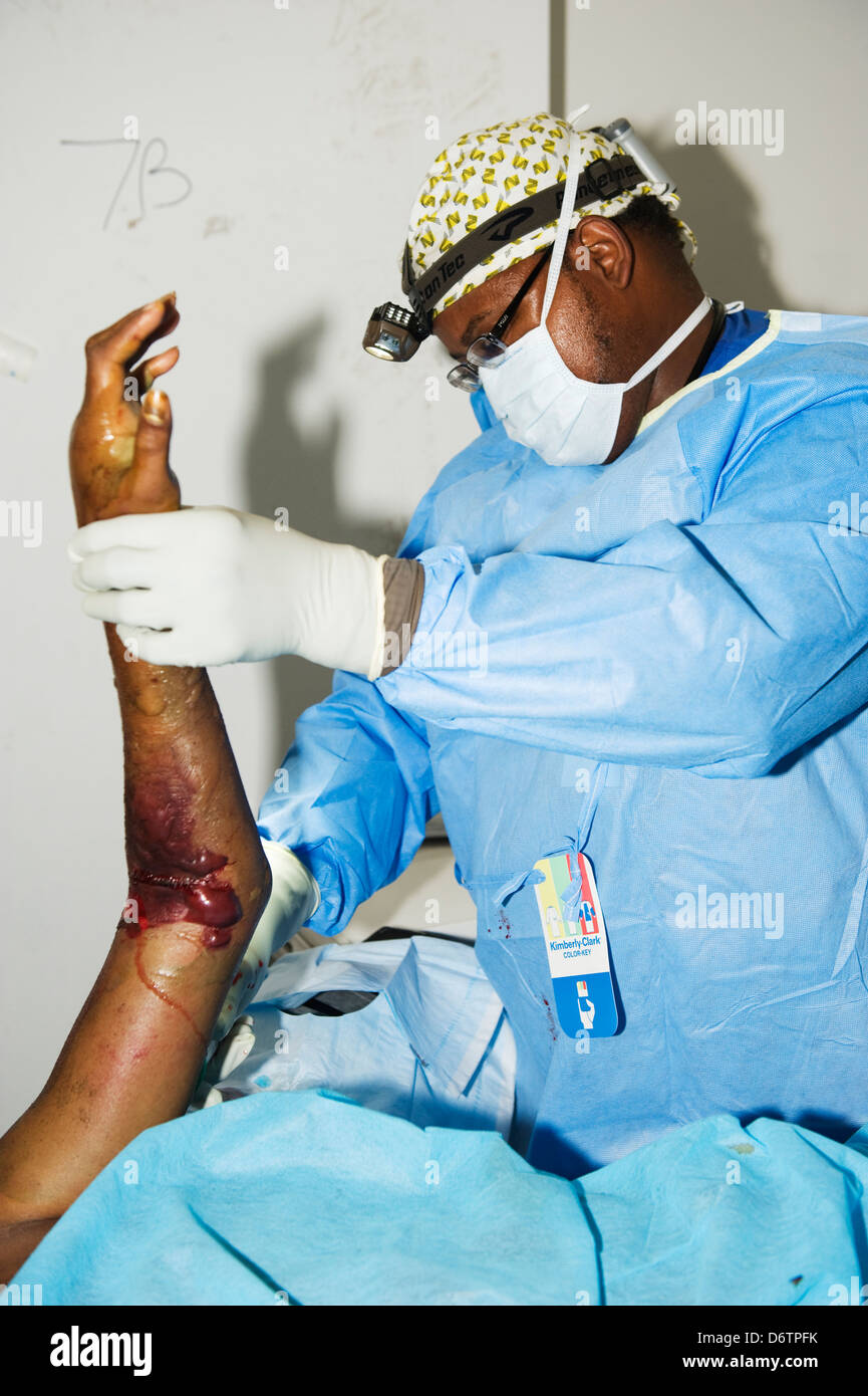 La chirurgia da American medici dopo il gennaio 2010 terremoto, Ospedale Generale di Port au Prince, Haiti, dei Caraibi Foto Stock