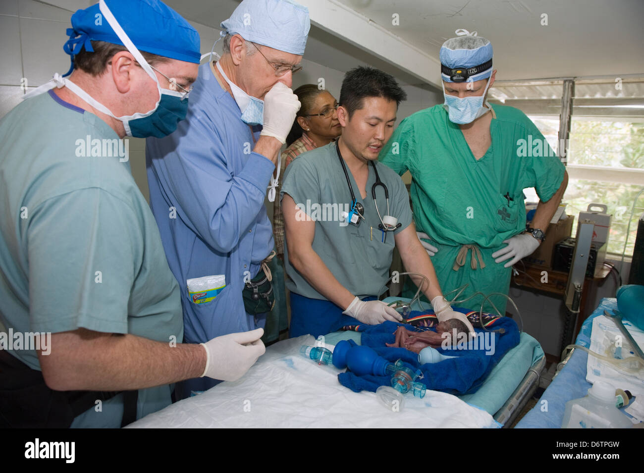 Medico americano la cura per il bambino nato 3 mesi prematura, Port-au-Prince, Haiti, dei Caraibi Foto Stock