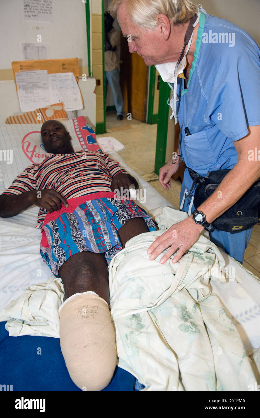 Pazienti ricoverati in ospedale dopo il gennaio 2010 terremoto, Battista missione Hospital, Port-au-Prince, Haiti, dei Caraibi Foto Stock