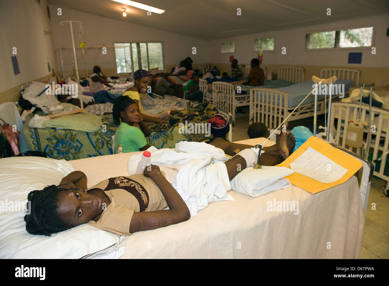 Pazienti ricoverati in ospedale dopo il gennaio 2010 terremoto, Battista missione Hospital, Port-au-Prince, Haiti, dei Caraibi Foto Stock