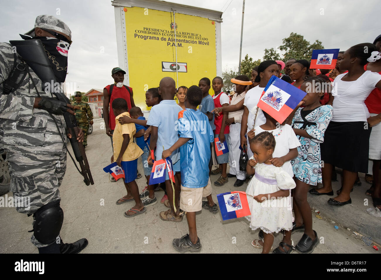 La polizia coordinando la distribuzione di prodotti alimentari dopo il gennaio 2010 terremoto, Port-au-Prince, Haiti, dei Caraibi Foto Stock