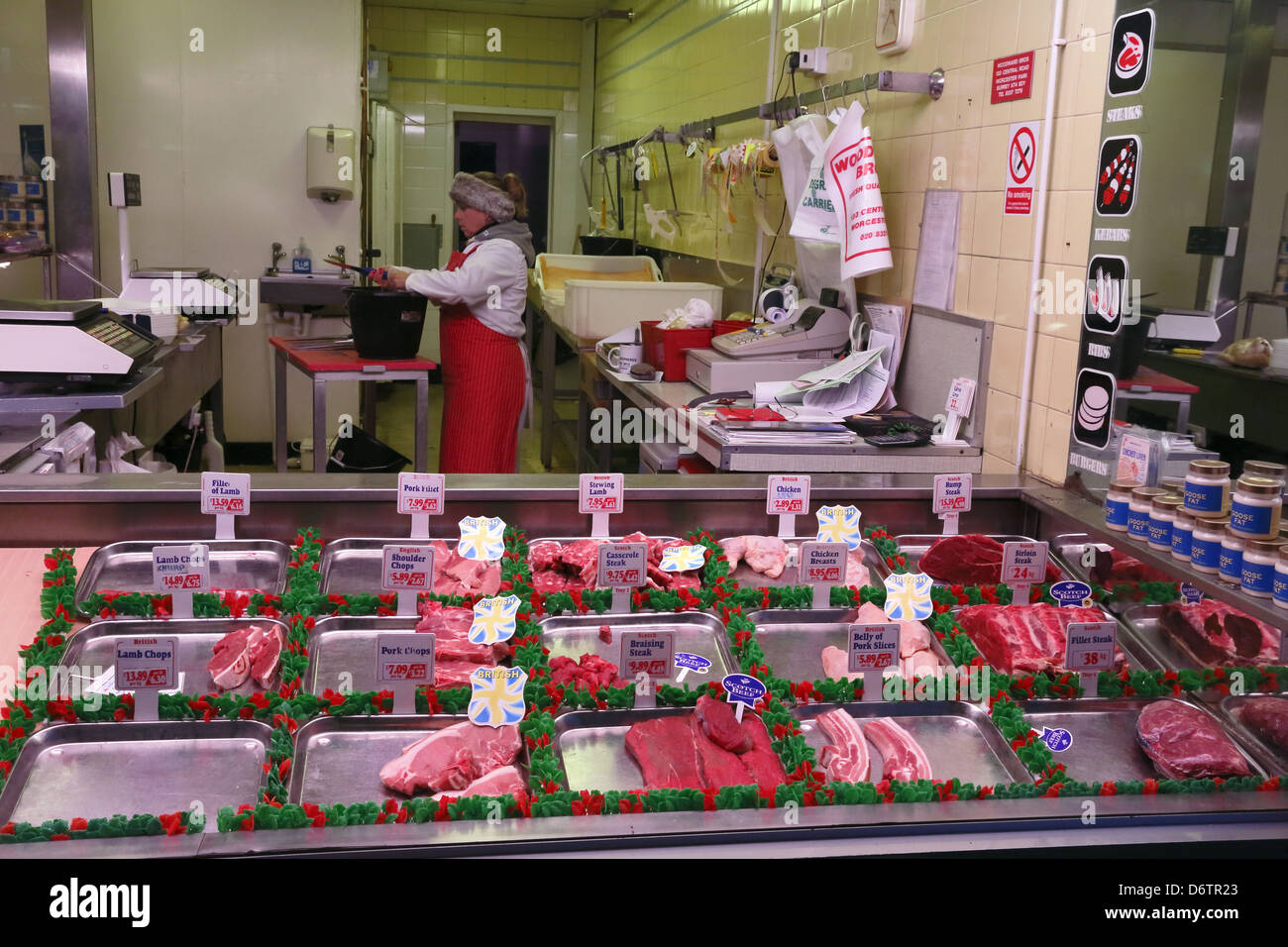 La carne viene visualizzato in un negozio di macellaio. Foto Stock