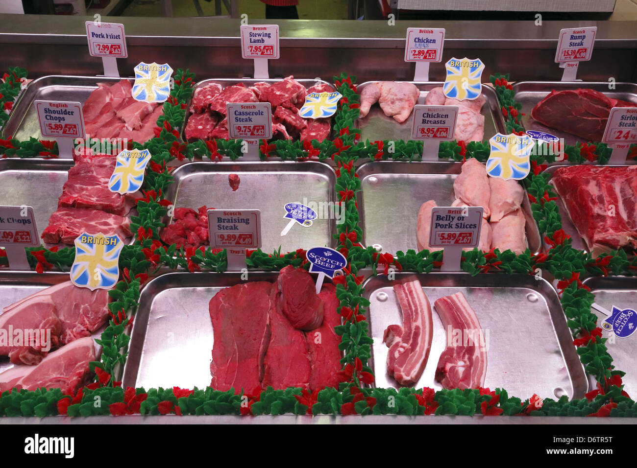 La carne viene visualizzato in un negozio di macellaio. Foto Stock