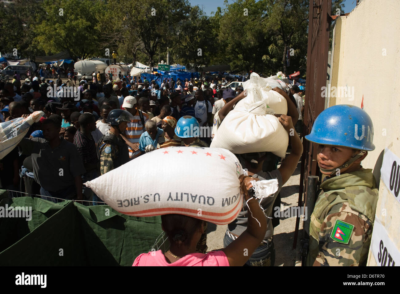 Le protezioni delle Nazioni Unite presso la distribuzione di prodotti alimentari dopo il gennaio 2010 terremoto, Port-au-Prince, Haiti, dei Caraibi Foto Stock