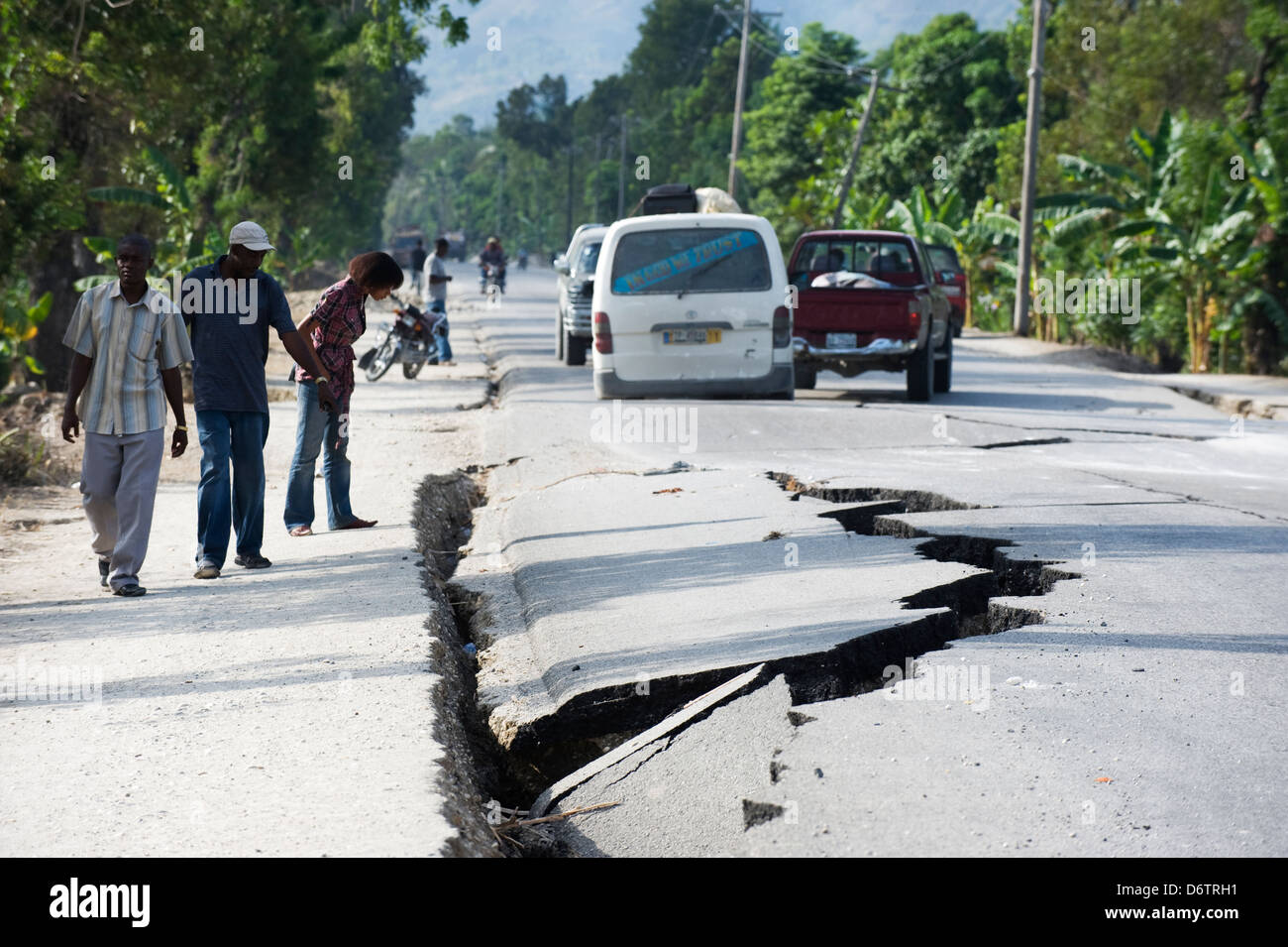Terremoto fessure sulla strada tra Port au Prince e Léogâne, epicentro del terremoto del gennaio 2010, Léogâne, Haiti, Foto Stock