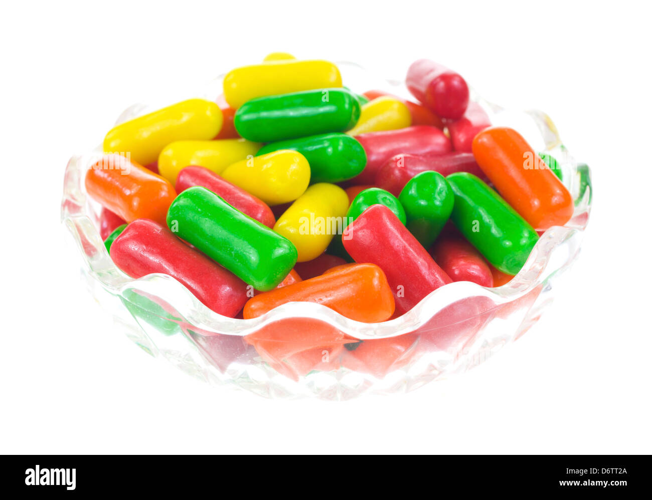Un piatto pieno di frutta aromatizzato gomma su uno sfondo bianco. Foto Stock