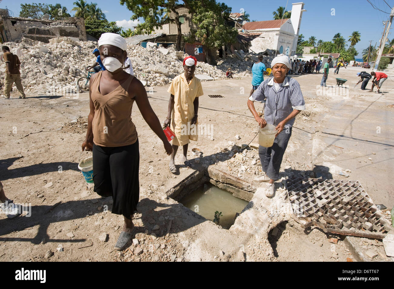 Le donne per la raccolta delle acque, Gennaio 2010 dal sisma, Petite Goave, Haiti, Caraibi Foto Stock