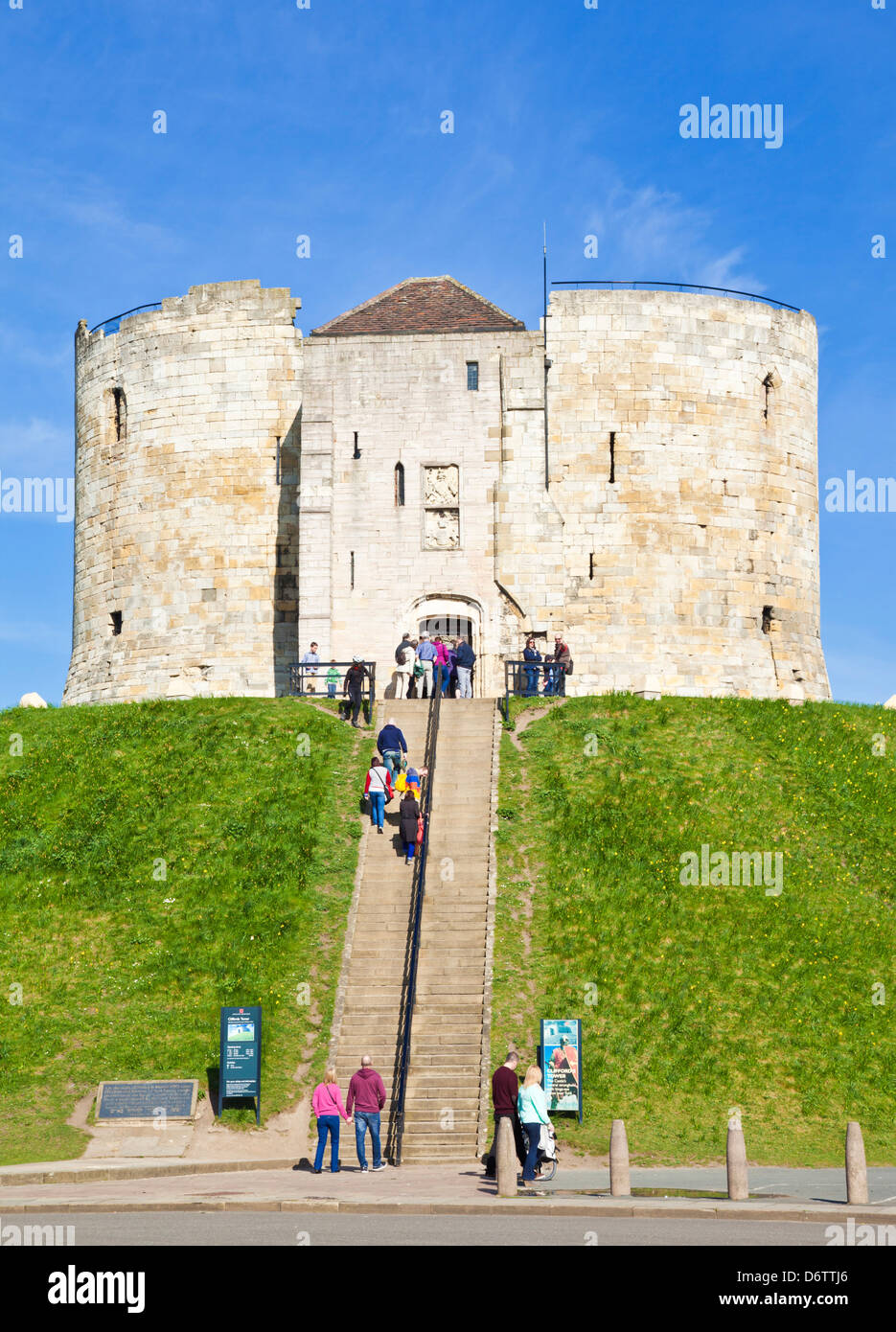 Clifford's Tower l'ex castello di York città del North Yorkshire Inghilterra GB Europa Foto Stock