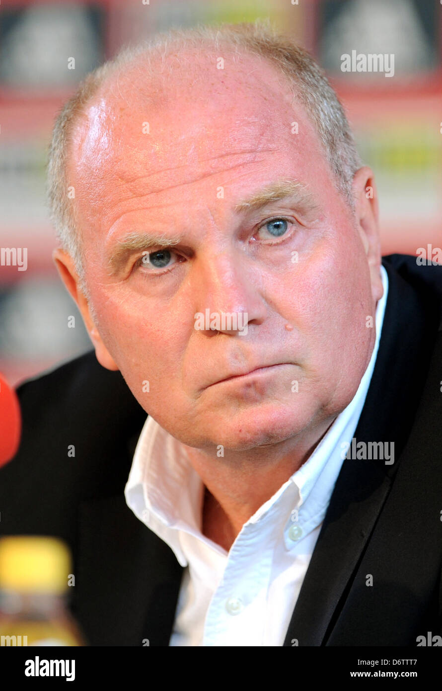 FILE - Un archivio foto datata 23 luglio 2010 mostra Uli Hoeness, presidente del club della Bundesliga FC Bayern Monaco di Baviera, per partecipare ad una conferenza stampa a Monaco di Baviera, Germania.Il calcio brasiliano e professionale Bayern Monaco di Baviera defender era detenuto dalla procura di Monaco di Baviera s office sul sospetto di grave incendio doloso dopo un tripudio eviscerato la sua casa. Presidente Uli Hoeness è sconvolta e affronti gli investigatori. Foto: Andreas Gebert Foto Stock