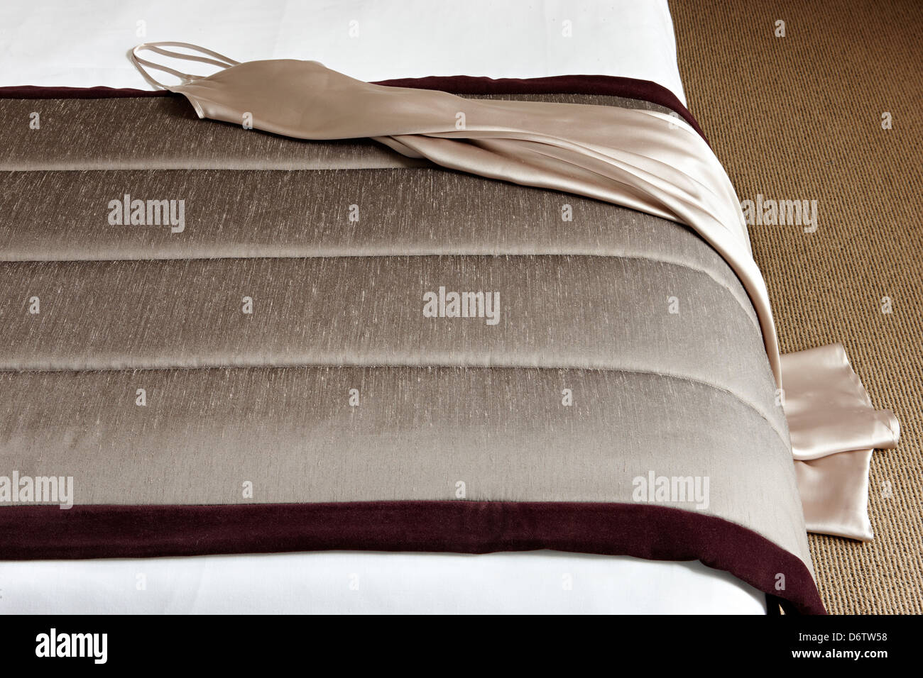 Bed end sopra la testa di gettare la notte vestire Foto Stock