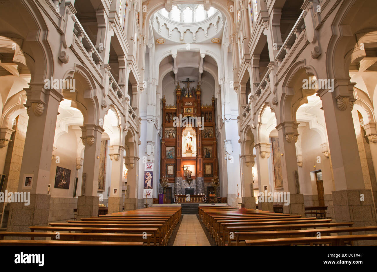 MADRID - MARZO 10: la navata della chiesa di hl. Theresia (Madrid - Iglesia de Santa Teresa y San Jose Foto Stock