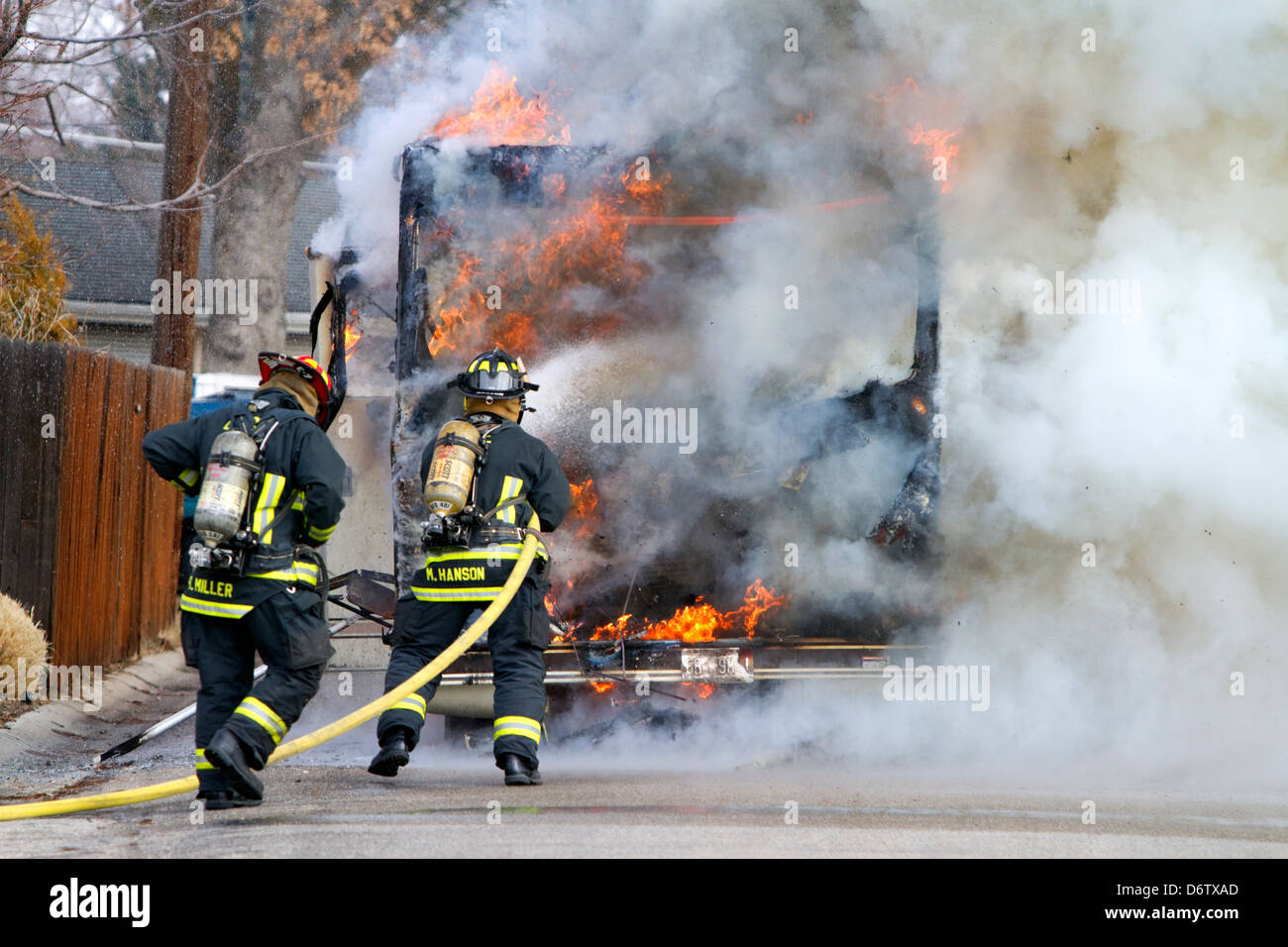 I vigili del fuoco di mettere fuori un motore home sul fuoco a Boise, Idaho, Stati Uniti d'America. Foto Stock