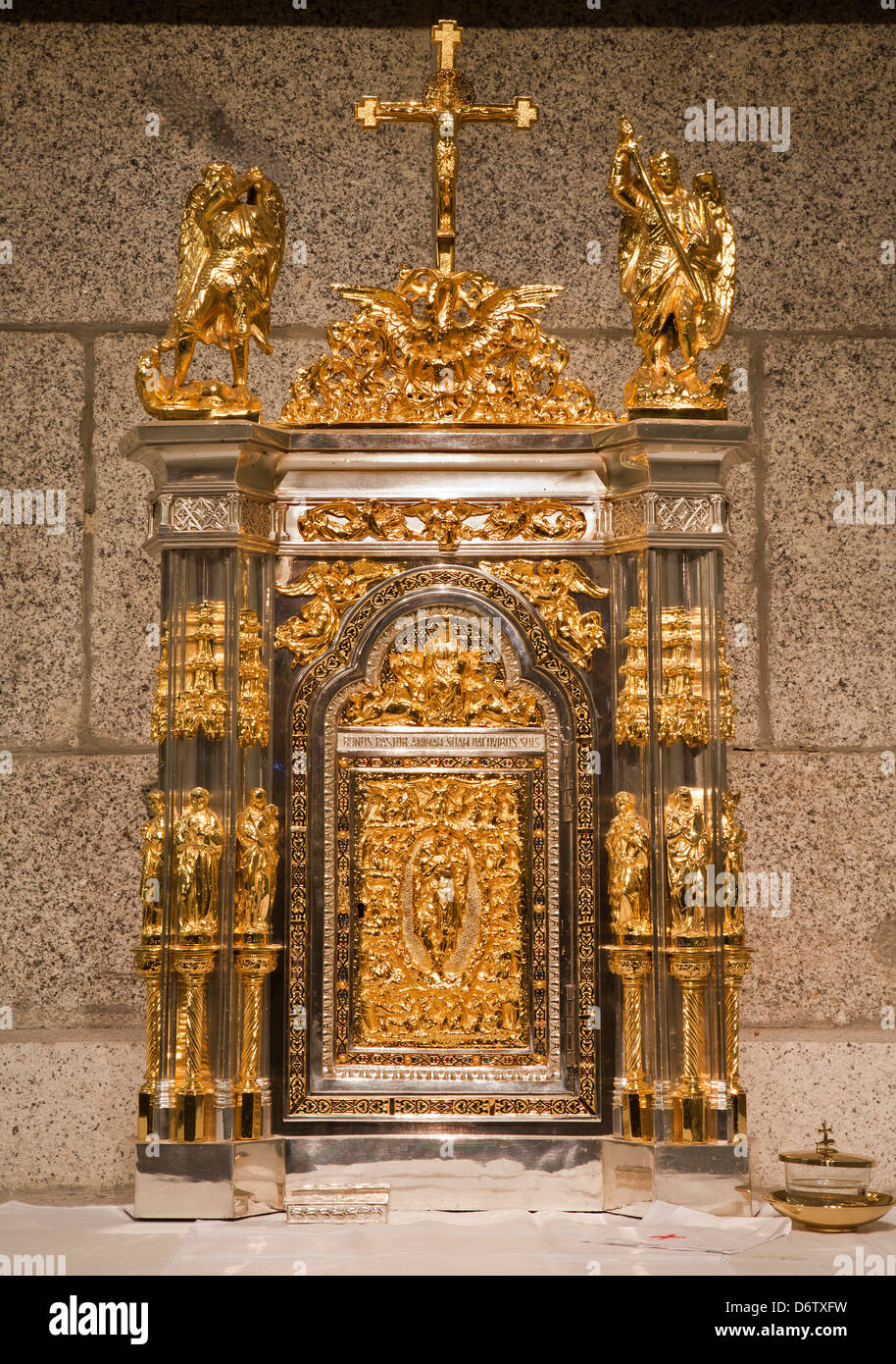 MADRID - MARZO 10: Moderno tabernacolo dalla chiesa hl. Theresia (Madrid - Iglesia de Santa Teresa y San Jose Foto Stock
