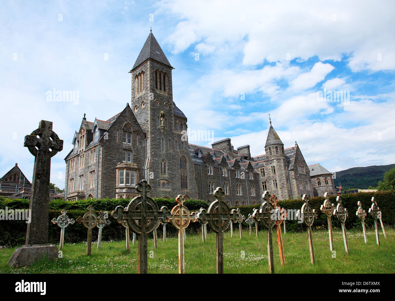 Cimitero nella parte anteriore di un monastero, Fort Augustus Abbey, Fort Augustus, regione delle Highlands, Scozia Foto Stock