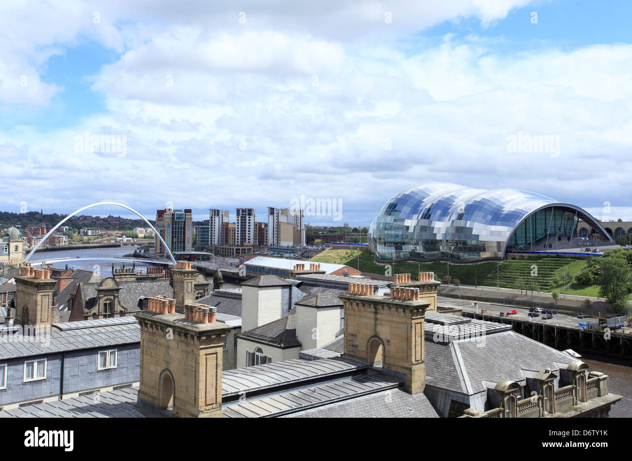 Regno Unito, Tyne and Wear, Newcastle, edifici in stile vittoriano, sul fiume Tyne e salvia Concert Hall in Gateshead Foto Stock