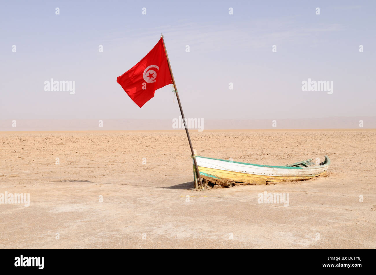 Vecchia barca e bandiera Tunisina Chott El Jerid saline Tunisia Foto Stock
