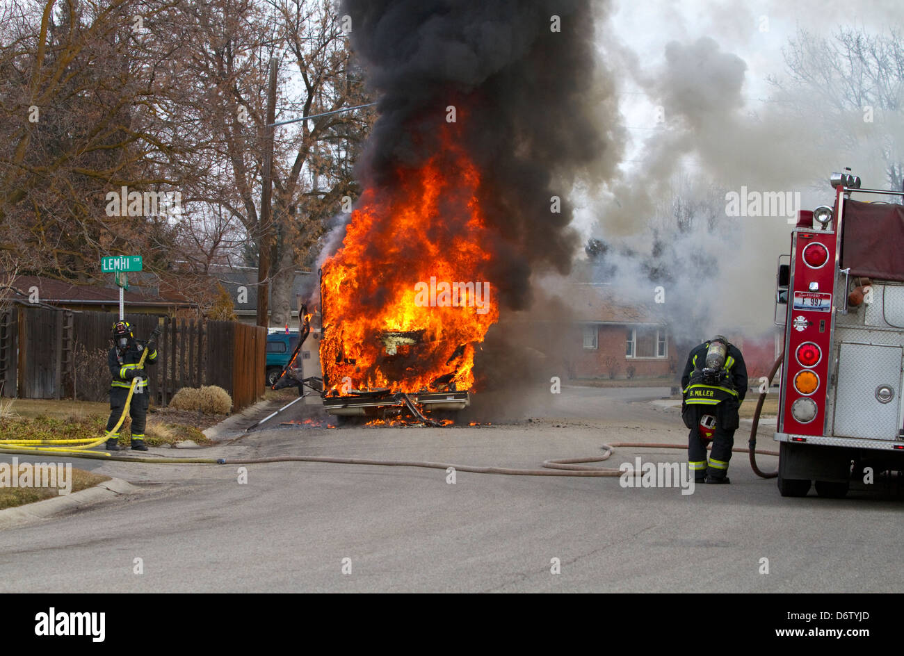 I vigili del fuoco di mettere fuori un motore home sul fuoco a Boise, Idaho, Stati Uniti d'America. Foto Stock