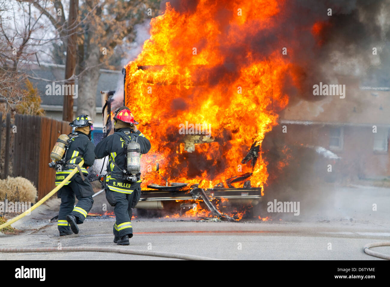 I vigili del fuoco di mettere fuori un motore home sul fuoco a Boise, Idaho, Stati Uniti d'America. Foto Stock