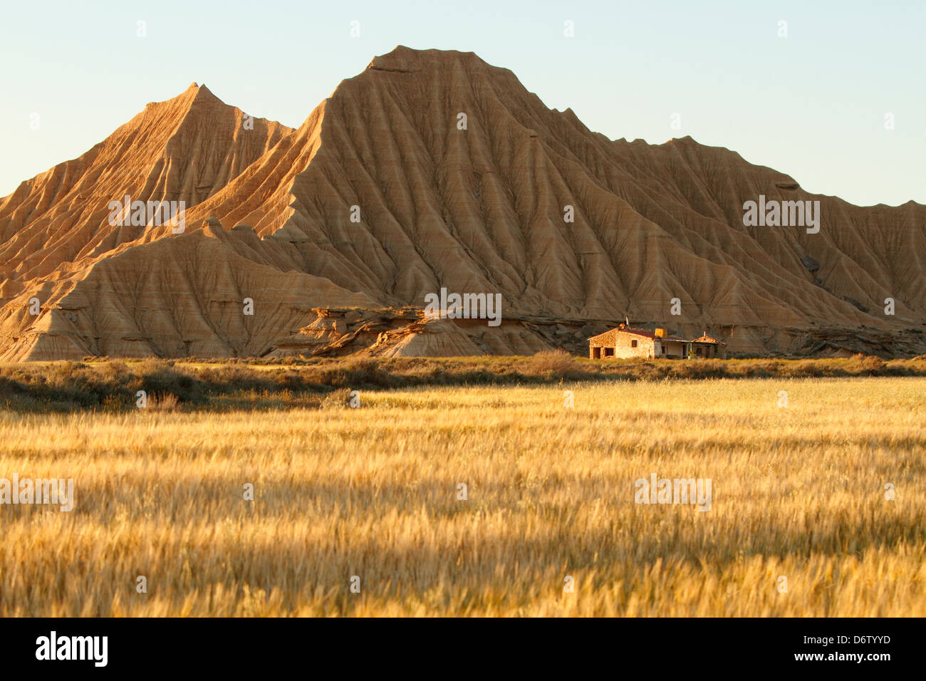 Cottage solitario nelle Bardenas Reales, Navarra - paesaggio isolato in un ambiente semi-desertico Foto Stock