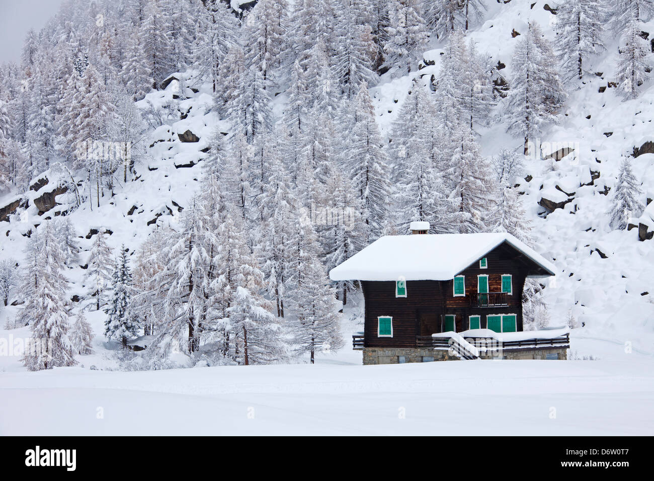 Chalet in legno nella neve in inverno nel Parco Nazionale del Gran Paradiso, Valle d'Aosta, Italia Foto Stock