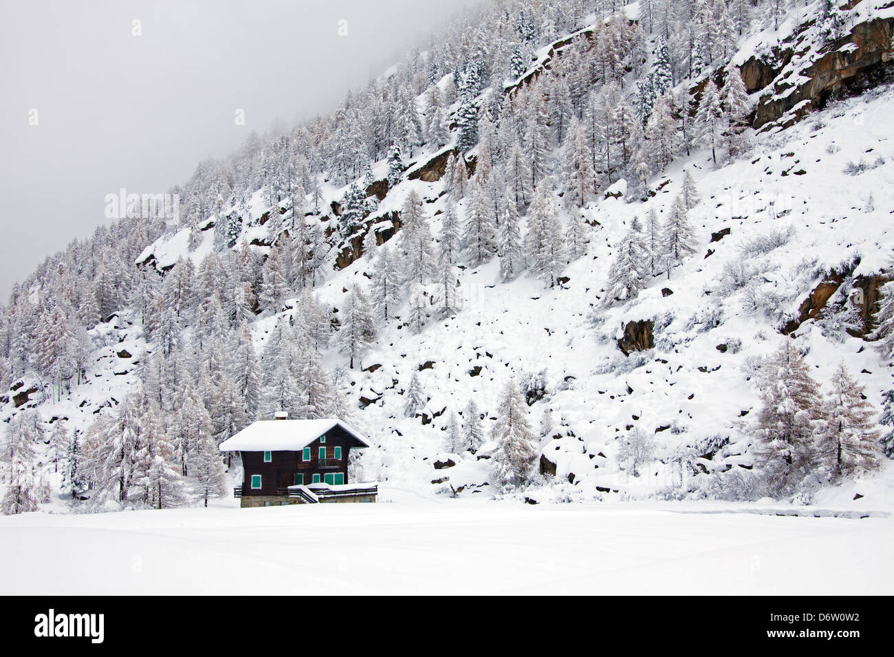 Chalet in legno nella neve in inverno nel Parco Nazionale del Gran Paradiso, Valle d'Aosta, Italia Foto Stock