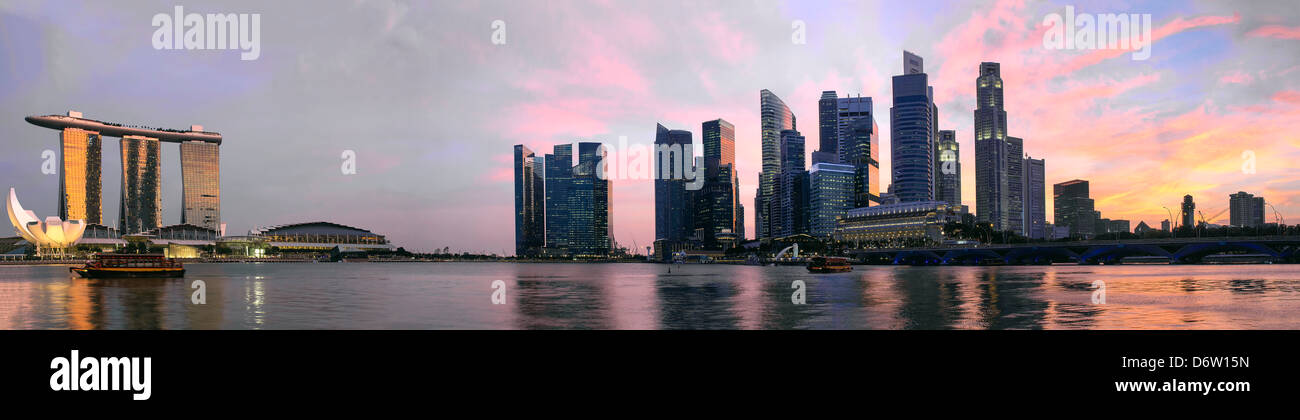 Tramonto su Singapore Central Business District skyline della città lungo il Fiume Singapore Panorama Foto Stock