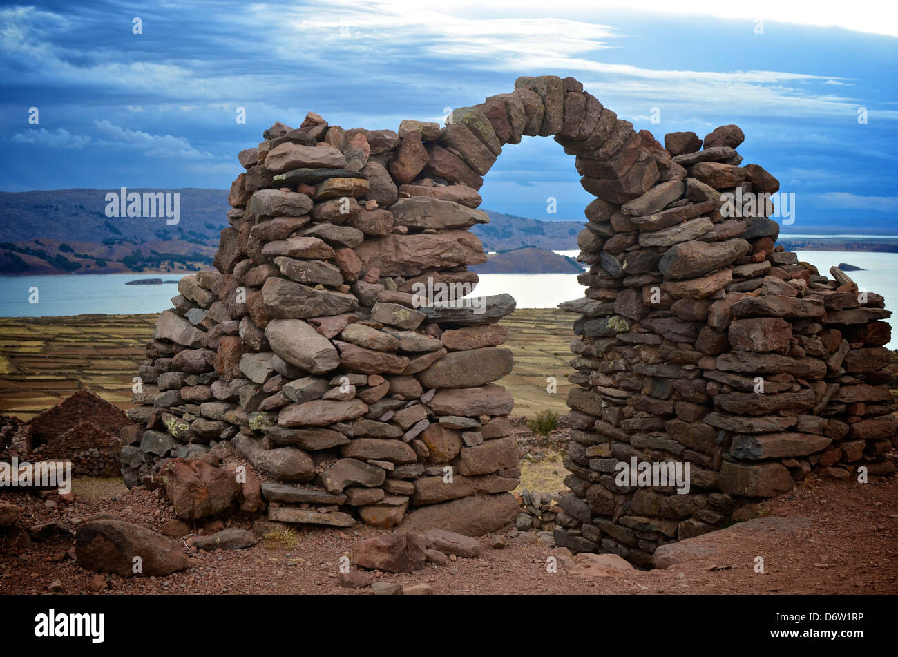 Inca arcate in pietra e terrazze su Isla Amantani, il lago Titicaca, Perù Foto Stock