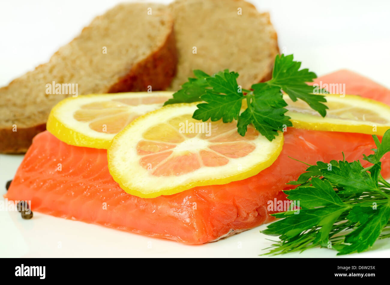Chiudere il salmone, le fette di limone e prezzemolo Foto Stock