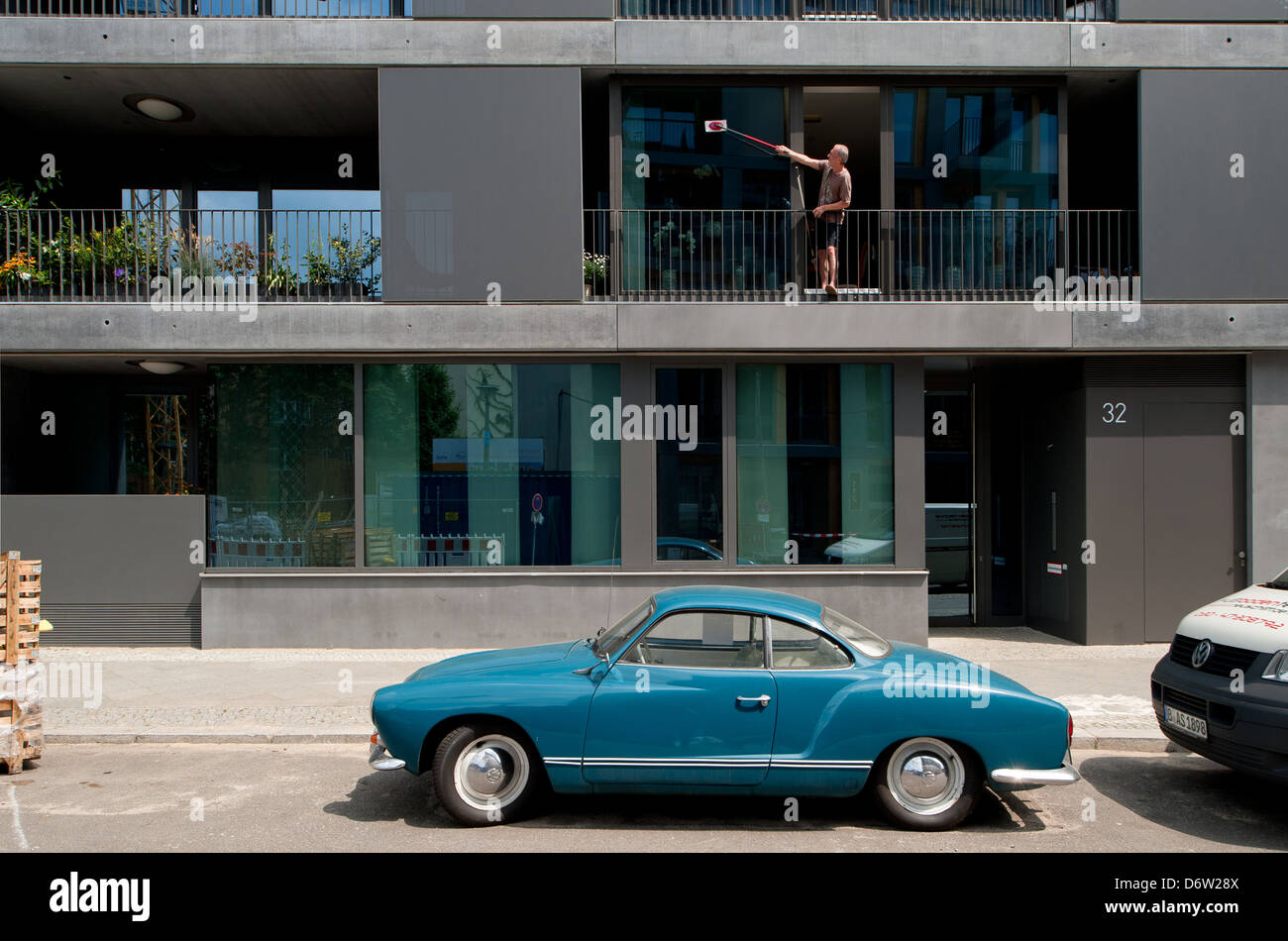 Berlino, Germania, una VW Karmann Ghia prima di nuova costruzione condominiums in Berlin-Mitte Foto Stock