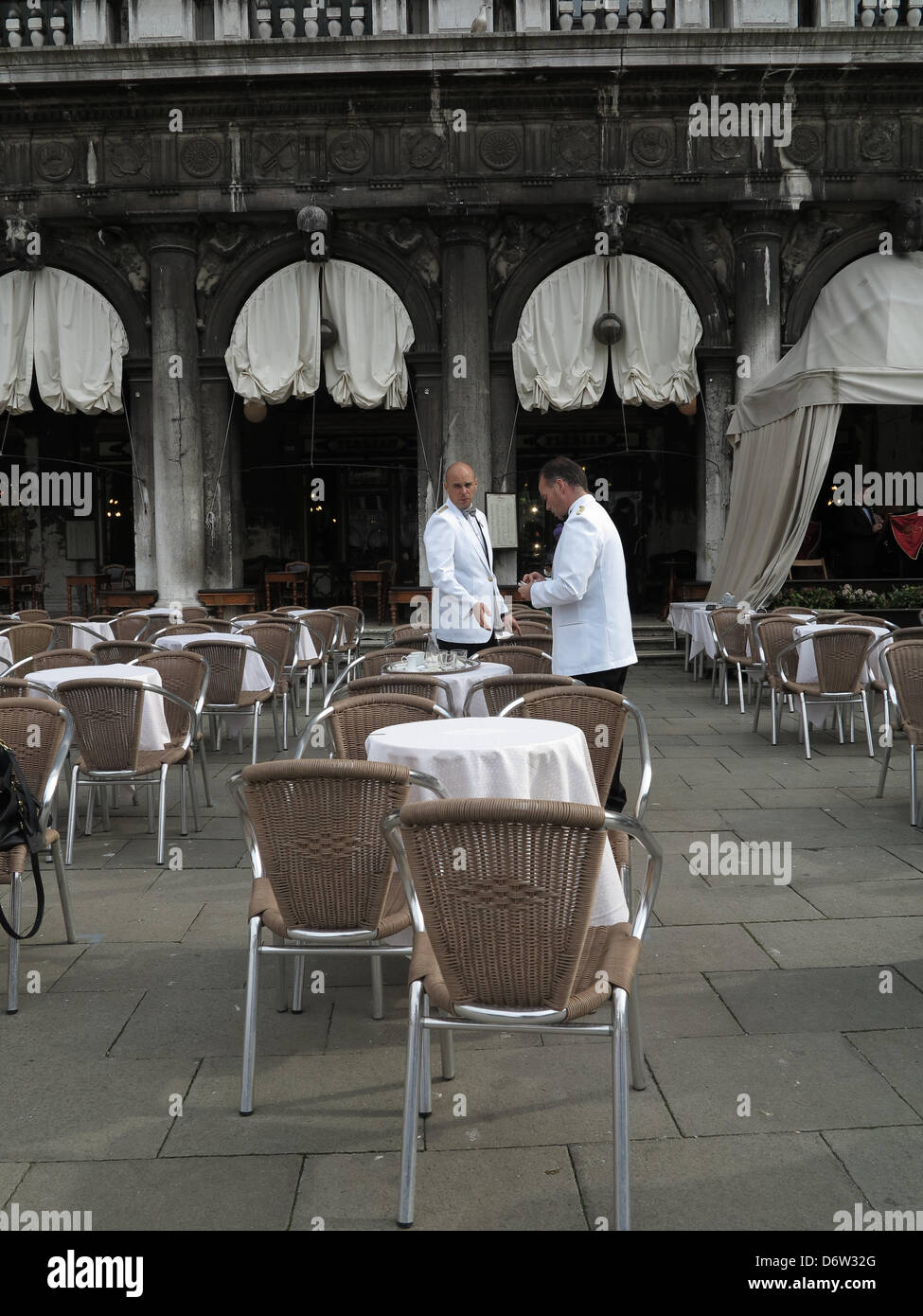 Cameriere nella parte anteriore del Caffè Florian a Marcus piazza di Venezia - Italia. Foto Stock