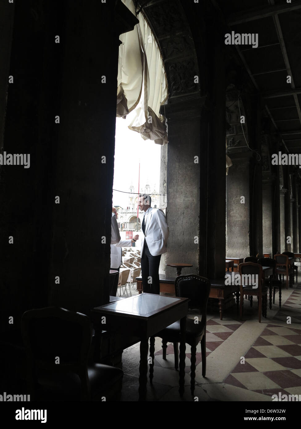 Cameriere nella parte anteriore del Caffè Florian a Marcus piazza di Venezia - Italia. Foto Stock