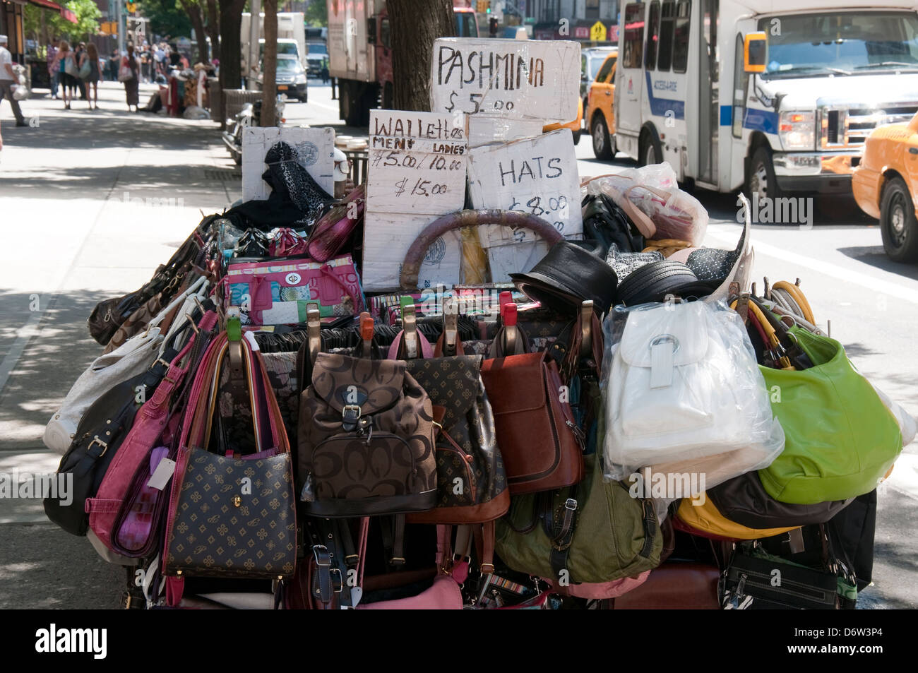 Sacchetti per la vendita da parte di un venditore ambulante in New York City, Stati Uniti d'America Foto Stock