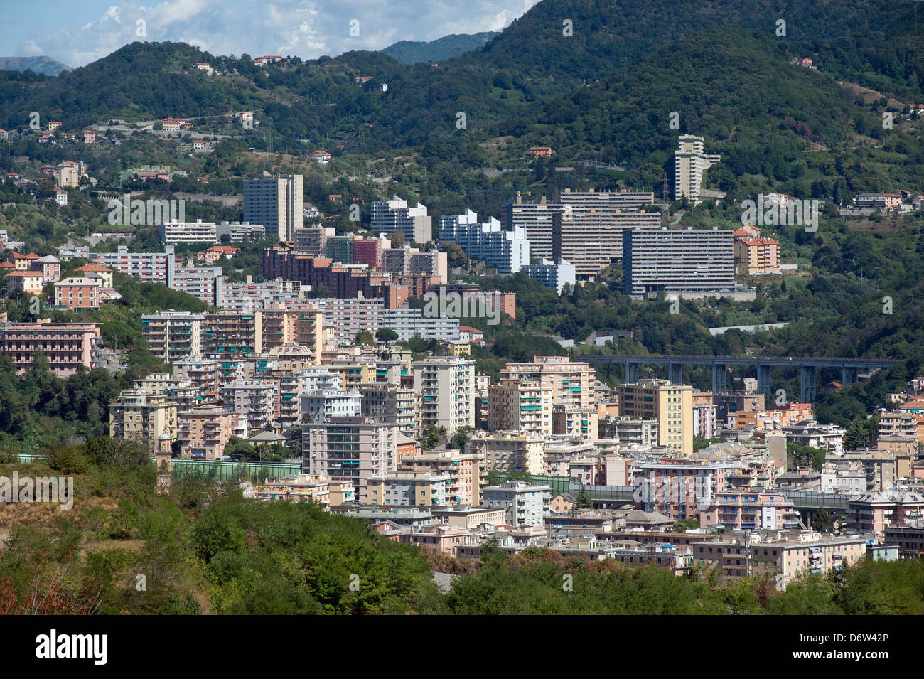 Genova, Italia, che si affaccia sulla Val Polcevera con le case del  quartiere di Genova Bolzaneto Foto stock - Alamy