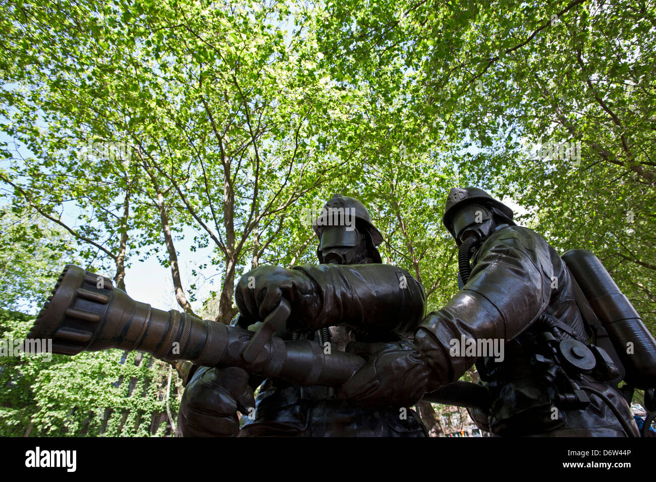 Caduto pompiere's Memorial (artista: Hai Ying Wu) Pioneer Square. Seattle. Stati Uniti d'America Foto Stock