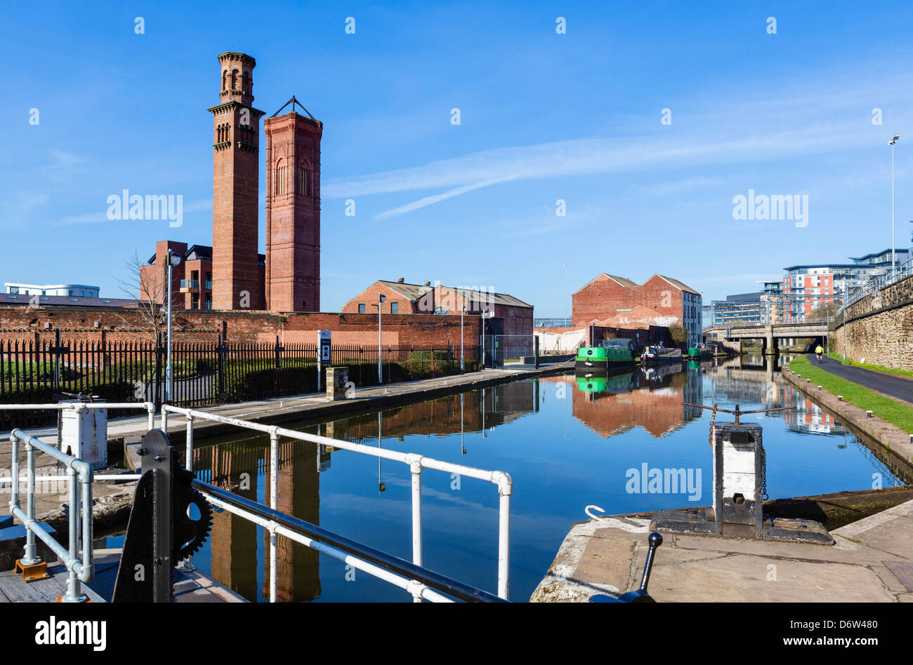 Serratura del Leeds a Liverpool Canal a Holbeck con il famoso campanili della torre lavora dietro, Leeds, West Yorkshire, Regno Unito Foto Stock