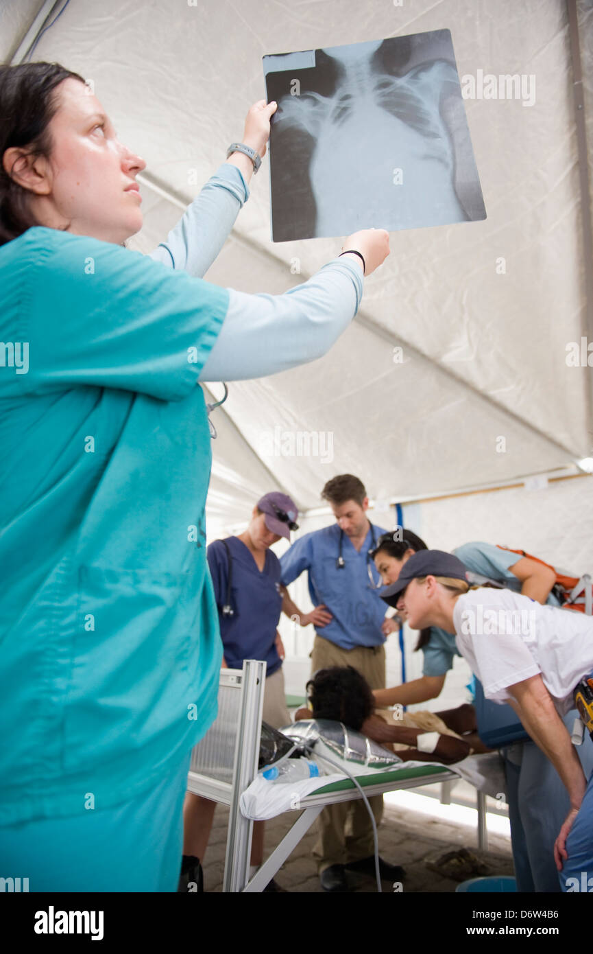 Medico americano con scansione a raggi x di un TB HIV sofferente, Port-au-Prince, Haiti, dei Caraibi Foto Stock