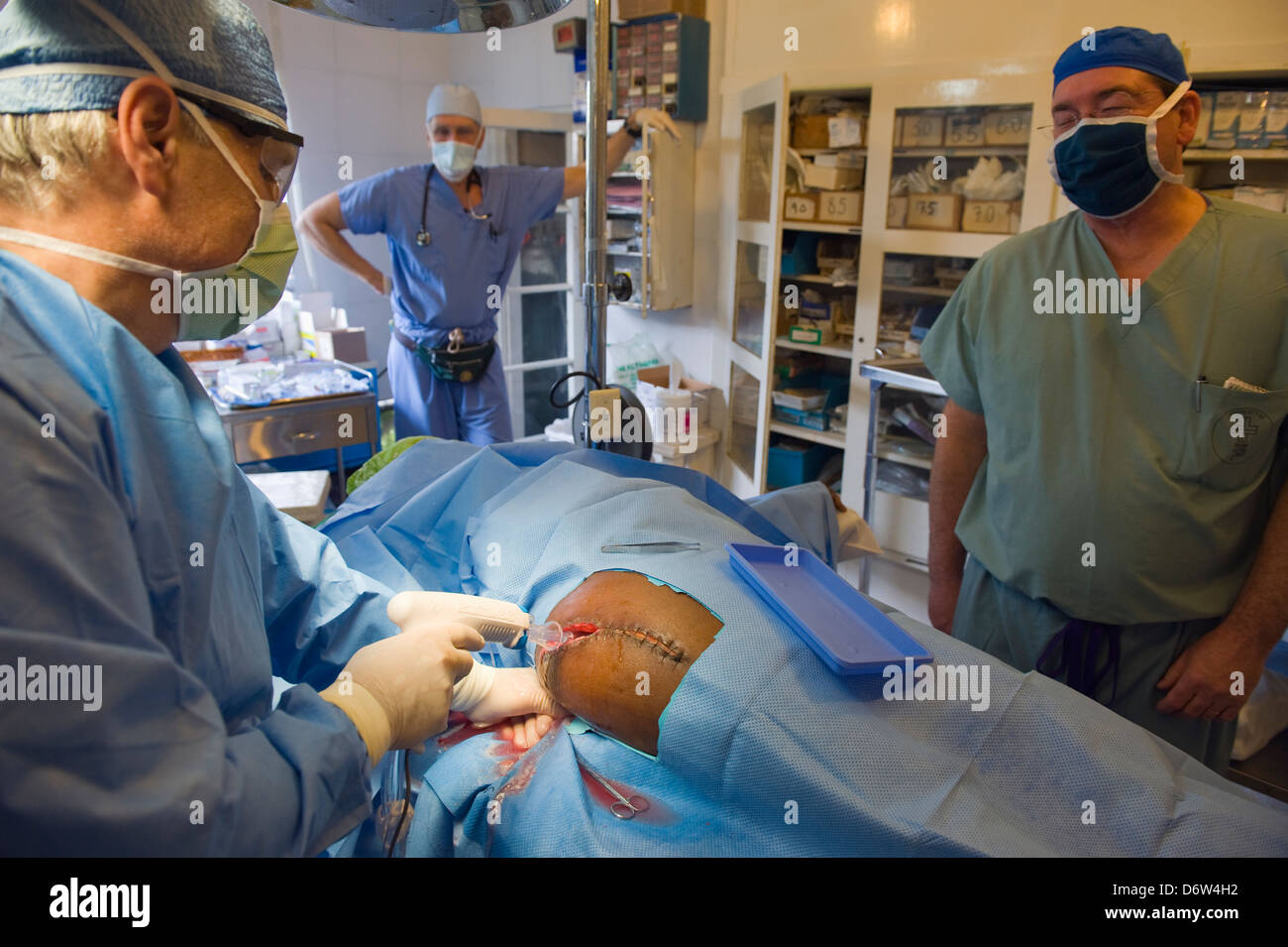 Medico americano di eseguire la chirurgia dopo il gennaio 2010 terremoto, Ospedale Generale di Port au Prince, Haiti, dei Caraibi Foto Stock