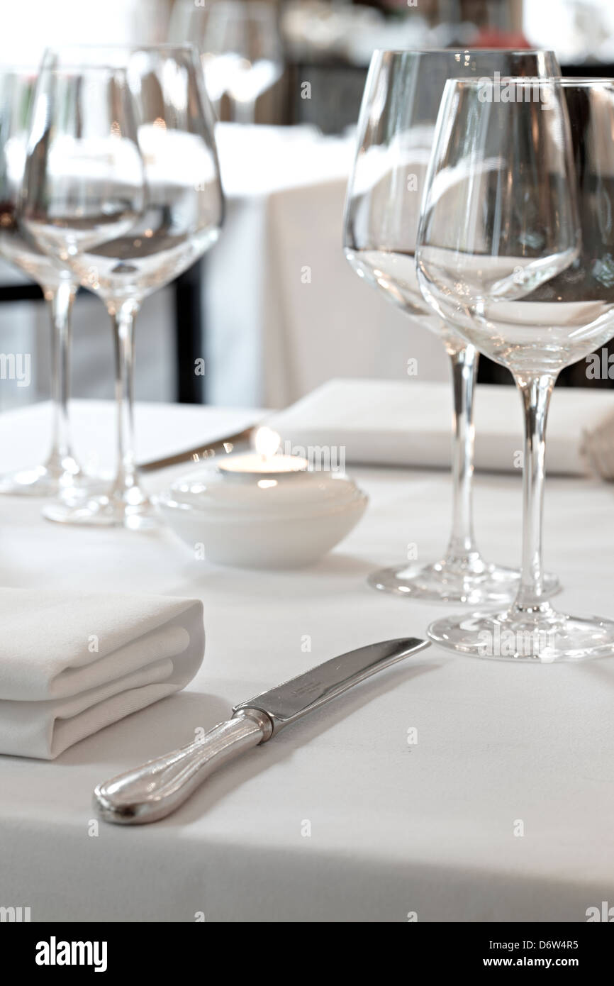 Tavolo da pranzo dettaglio ristorante di cui il coltello igienico Foto Stock