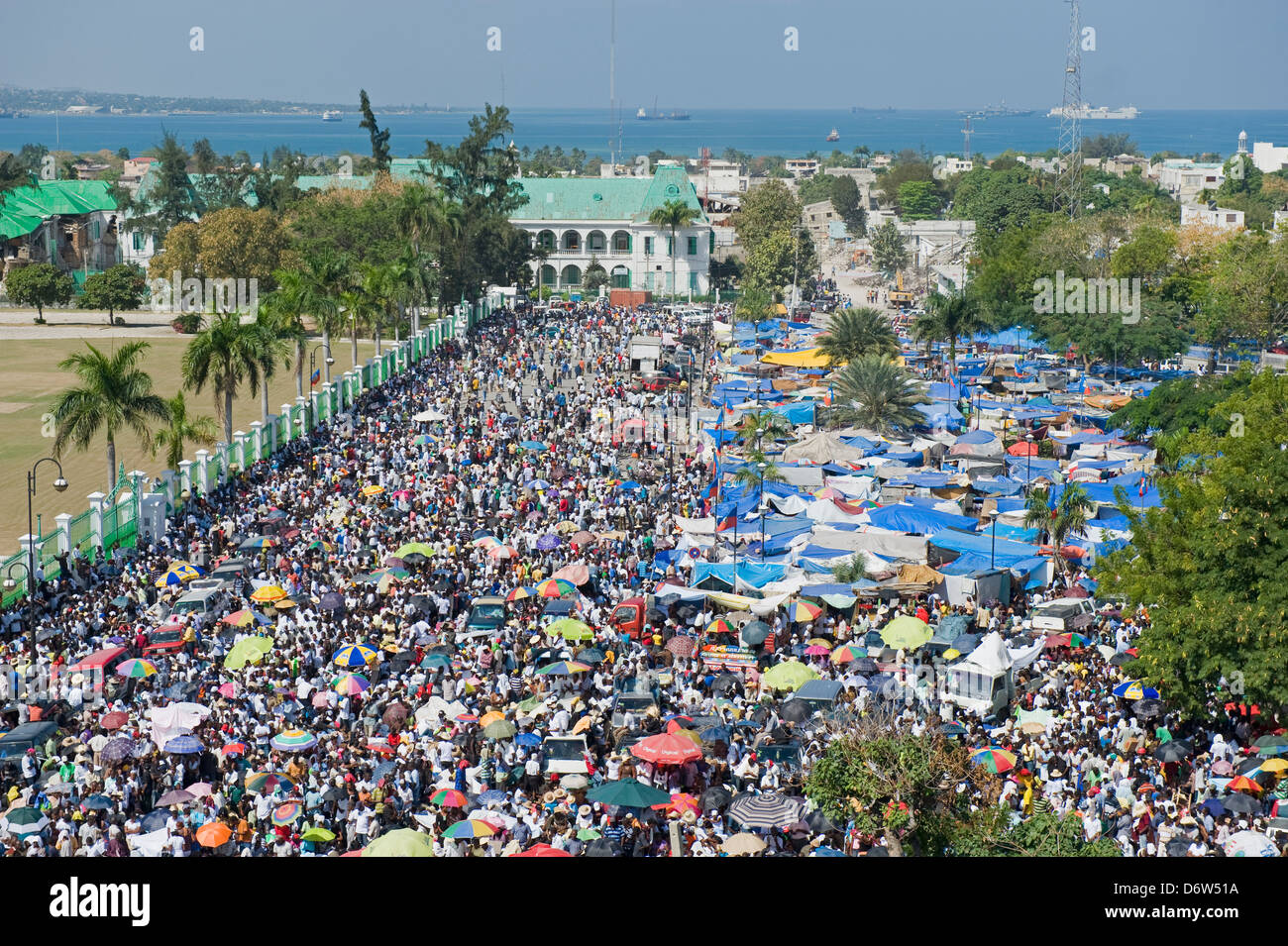 Il memorial day celebrazione 1 mese dopo il gennaio 2010 terremoto, Port-au-Prince, Haiti, dei Caraibi Foto Stock
