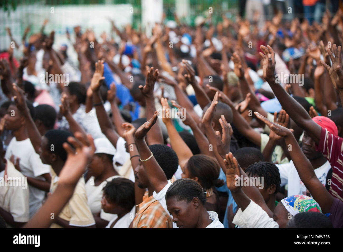 Il memorial day celebrazione 1 mese dopo il gennaio 2010 terremoto, Port-au-Prince, Haiti, dei Caraibi Foto Stock