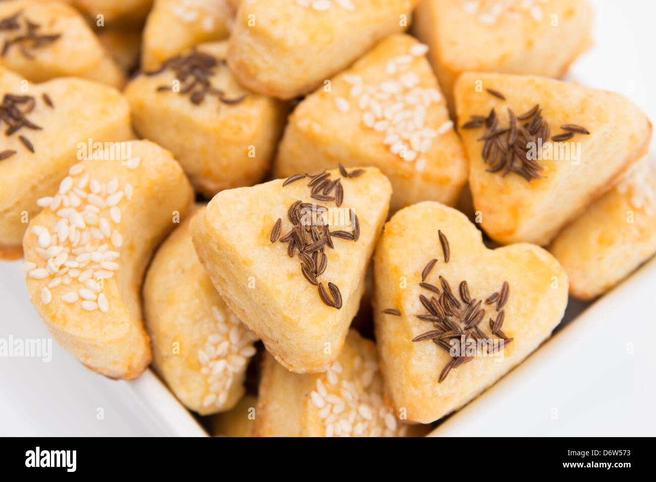 Vista dettagliata del gustoso formaggio cookies con cumino e sesamo. Foto Stock