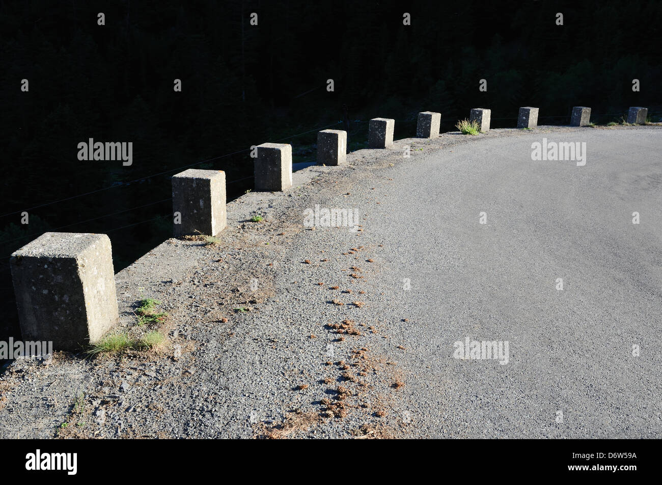 Curva pericolosa della strada di montagna Foto Stock