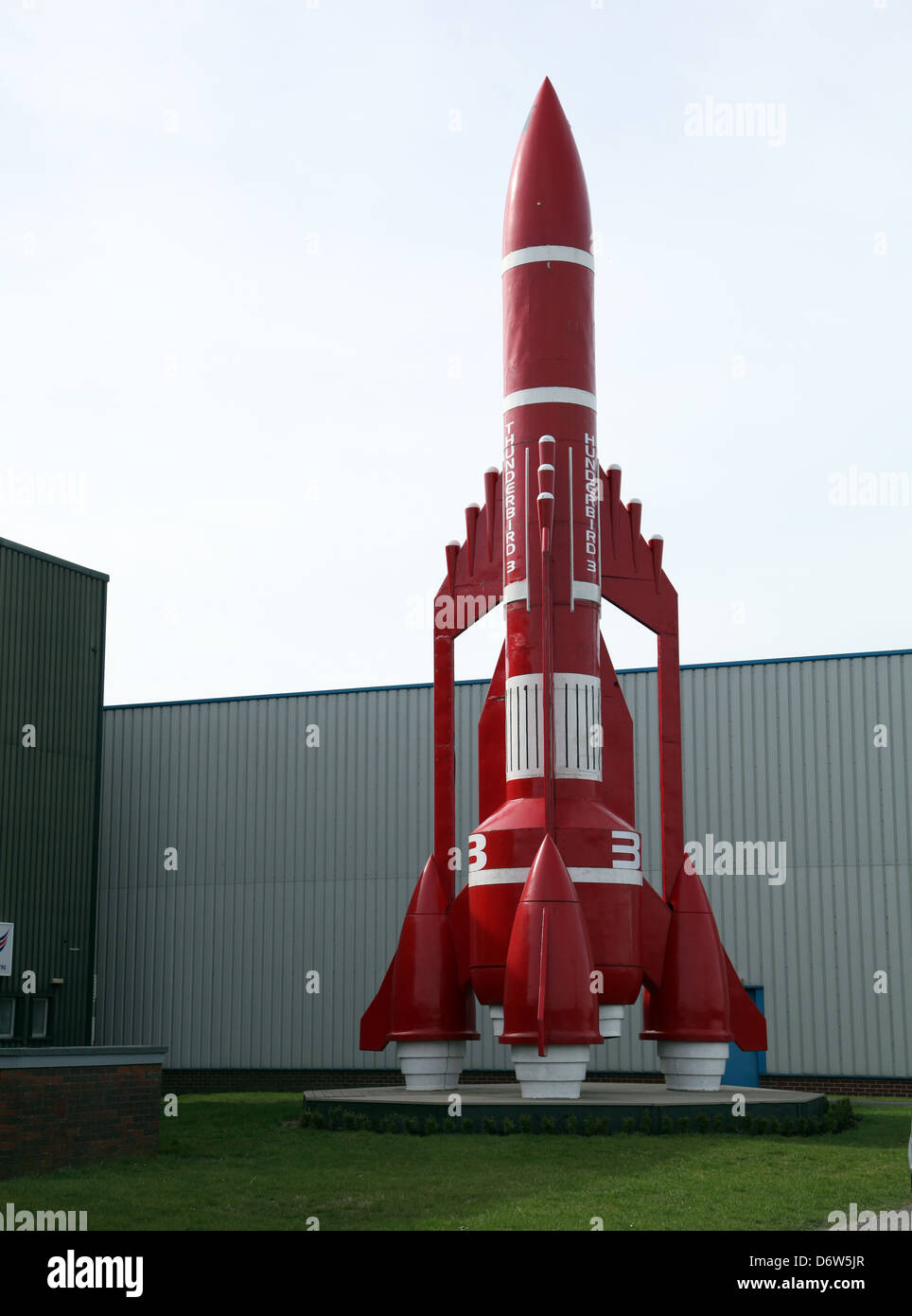 Una replica di Thunderbird 3 aeromobili, circa 30 piedi di altezza modello e in base a Humberside Aeroporto Foto Stock