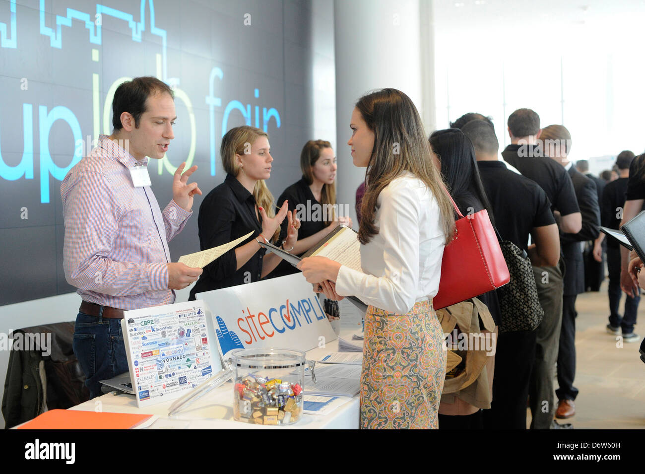 Le persone in cerca di lavoro frequentare il quarto anno di avvio di NYC Job Fair in New York Foto Stock