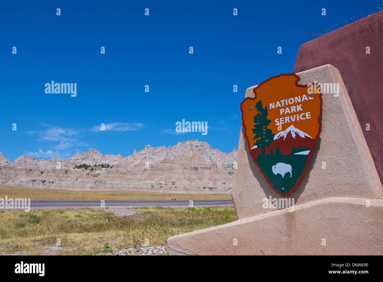 Parco nazionale di segno di servizio si blocca a fianco della strada nel Parco nazionale Badlands. Foto Stock