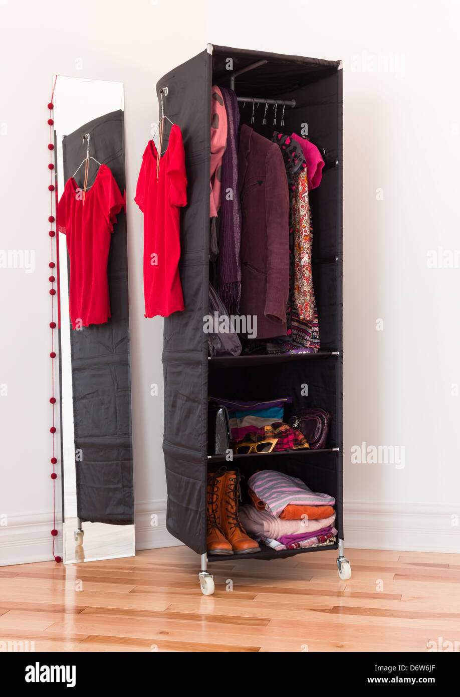 Mobile organizer vestiti di rosso e viola per capi di abbigliamento e  accessori Foto stock - Alamy